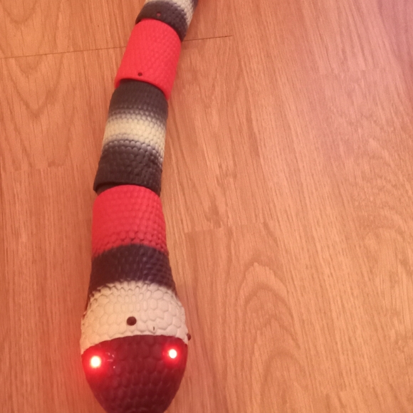 P. Remote control snake. The controler is shaped like like an egg. - Picture 5 of 7
